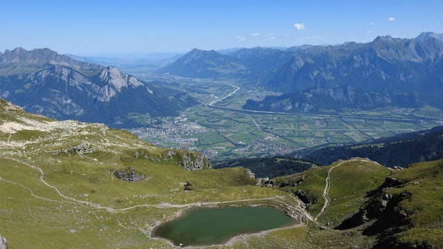 Blick vom Baschalvasee Richtung Sargans und das wolkenlose St. Galler Rheintal. Blick vom Baschalvasee Richtung Sargans und das wolkenlose St. Galler Rheintal.