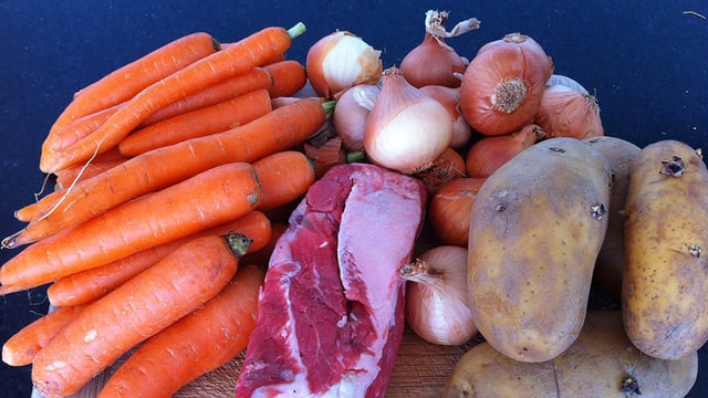 Karotten, Zwiebeln, Rindfleisch und Kartoffeln. Karotten, Zwiebeln, Rindfleisch und Kartoffeln.