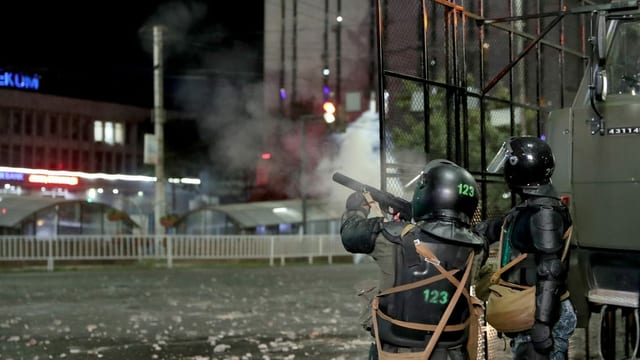 Sicherheitskräfte in Kirgistan versuchen, die Lage unter Kontrolle zu bringen. Sicherheitskräfte in Kirgistan versuchen, die Lage unter Kontrolle zu bringen.