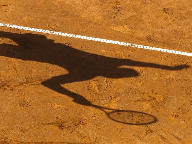 Schatten auf einem Sandplatz. Schatten auf einem Sandplatz.