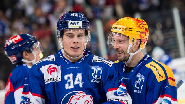Auston Matthews und Gelb-Helm Robert Nilsson. Auston Matthews und Gelb-Helm Robert Nilsson.