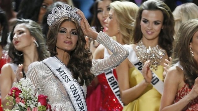 Miss Universe posiert mit ihrer Krone. Miss Universe posiert mit ihrer Krone.