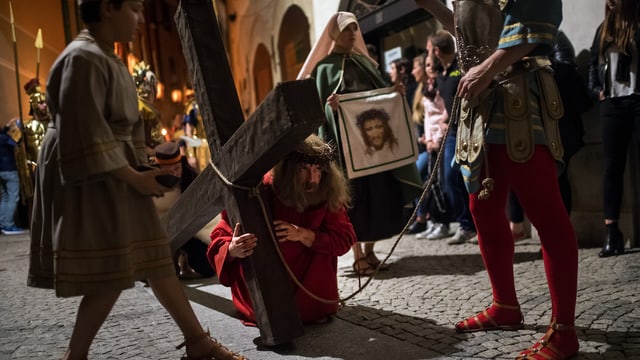 Jesus-Darsteller mit Kreuz Jesus-Darsteller mit Kreuz