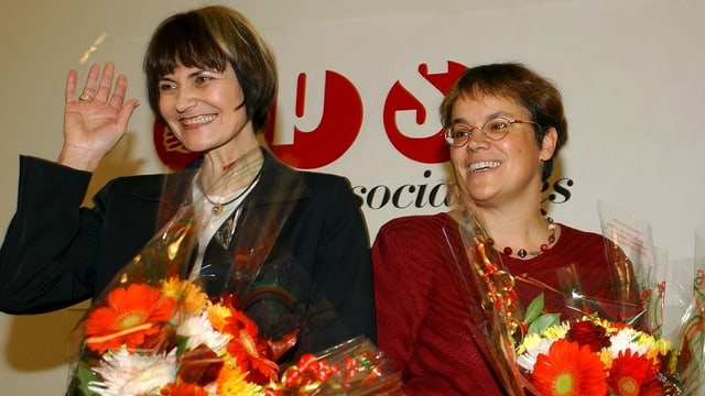 Micheline Calmy-Rey und Liliane Maury Pasquier mit Blumensträussen. Micheline Calmy-Rey und Liliane Maury Pasquier mit Blumensträussen.