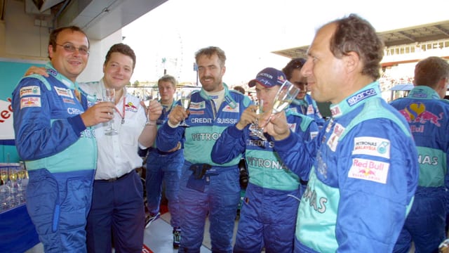 Heidfeld und das Team gönnen sich ein Glas Champagner Heidfeld und das Team gönnen sich ein Glas Champagner