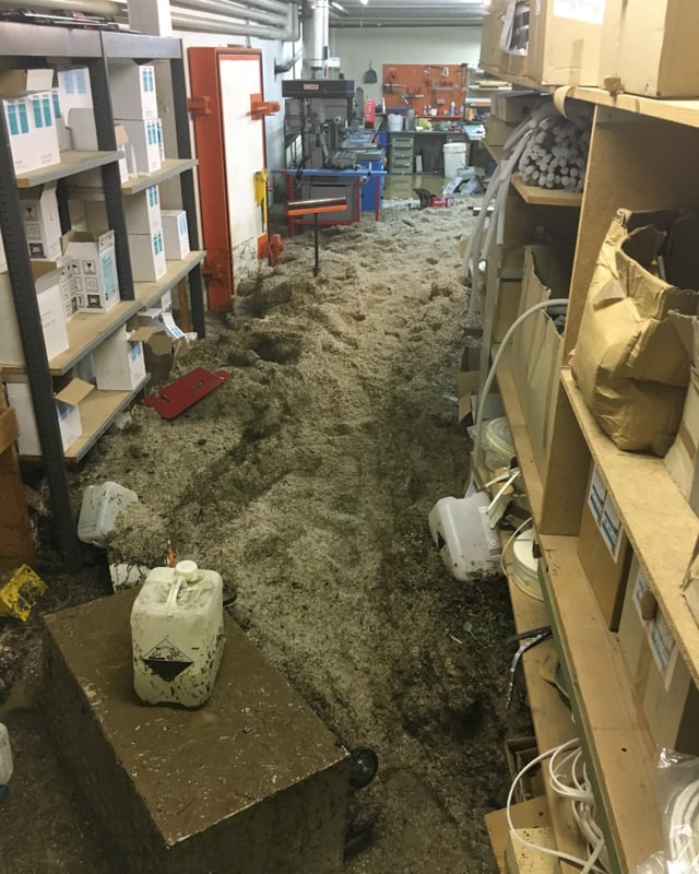 Werkstatt voll hagel und Schlamm Werkstatt voll hagel und Schlamm
