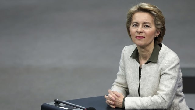 Frau an Pult. Frau an Pult.