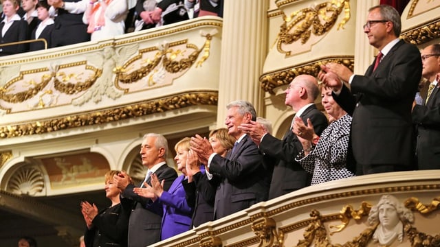Personen auf einem Balkon in der Semperoper in Dresden. Personen auf einem Balkon in der Semperoper in Dresden.