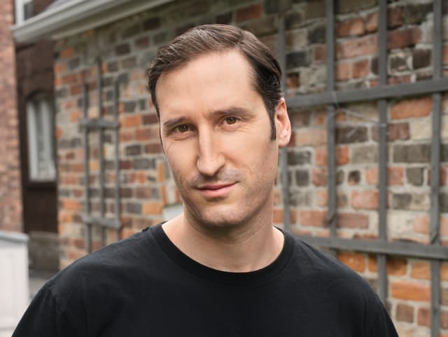 Porträt von Kenneth Bondert in schwarzem T-Shirt. Porträt von Kenneth Bondert in schwarzem T-Shirt.