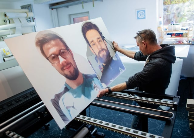 Die ersten Pappfiguren mit Konterfeis von Fans kommen aus dem Drucker. Die ersten Pappfiguren mit Konterfeis von Fans kommen aus dem Drucker.