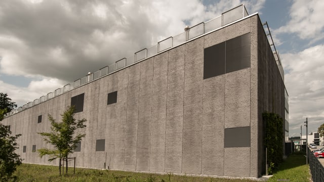 Ein dunkler, fensterloser Beton-Quader. Ein dunkler, fensterloser Beton-Quader.