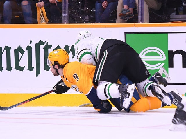 Filip Forsberg im Zweikampf mit Dallas' Roman Polak. Filip Forsberg im Zweikampf mit Dallas' Roman Polak.