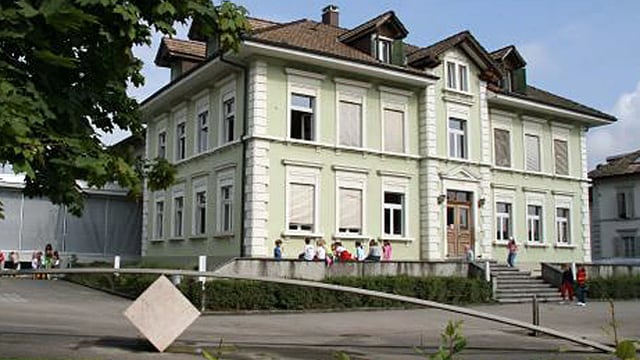 Blick auf das Primarschulhaus in Recherswil. Blick auf das Primarschulhaus in Recherswil.