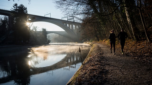 Die beiden Brücken über der Aare im Herbst, Jogger auf dem Fussweg Die beiden Brücken über der Aare im Herbst, Jogger auf dem Fussweg