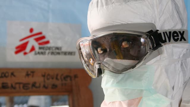 Kopf eines Helfers im Kampf gegen Ebola im Schutzanzug in Liberia Kopf eines Helfers im Kampf gegen Ebola im Schutzanzug in Liberia