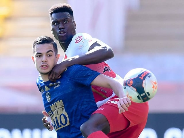 Monacos Benoît Badiashile und Romain Faivre von Stade Brest.