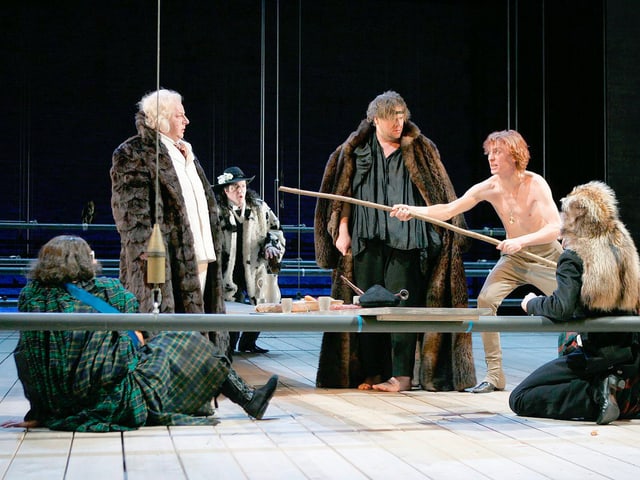 Eine Gruppe von Schauspieler steht auf der Bühne in Bern und performt. Eine Gruppe von Schauspieler steht auf der Bühne in Bern und performt.