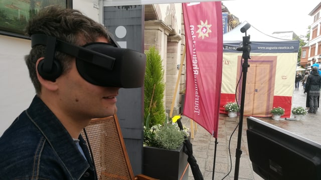 Mann mit VR-Brille Mann mit VR-Brille