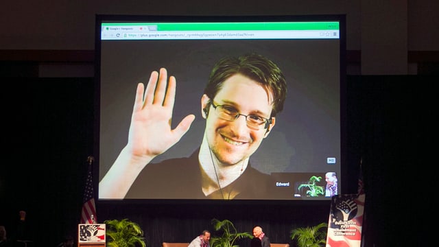 Edward Snowden in einer Live-Schaltung auf einer Videoleinwand. Edward Snowden in einer Live-Schaltung auf einer Videoleinwand.