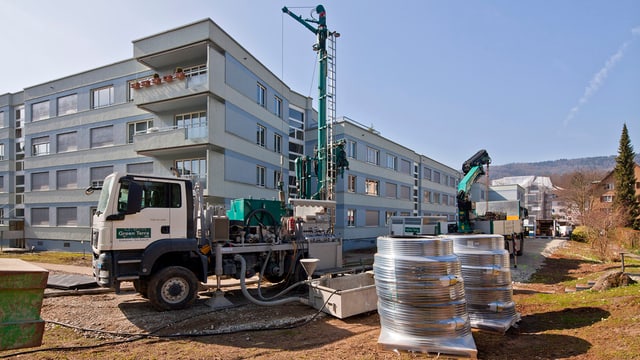 Erdwärme-Bohrung neben neuem Mehrfamilienhaus (Baustelle). Erdwärme-Bohrung neben neuem Mehrfamilienhaus (Baustelle).