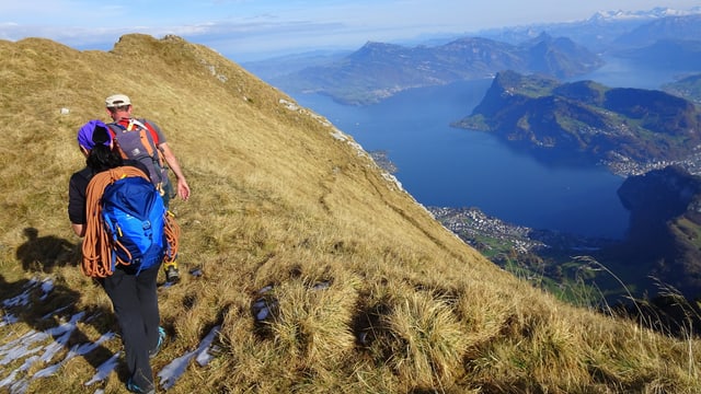 Wanderer unterwegs auf dem Pilatus. Noch ist alles grün. Wanderer unterwegs auf dem Pilatus. Noch ist alles grün.