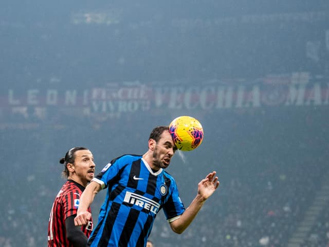 Diego Godin bei einem Kopfball.