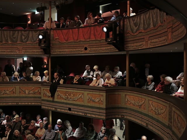 Die Oberränge des Stadttheaters Solothurn sind gefüllt mit Menschen.