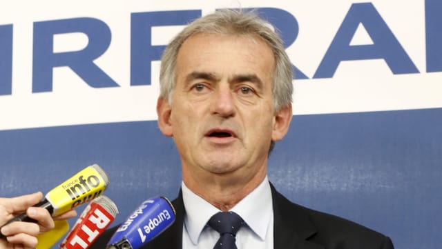 Frederic Gagey vor Mikrofonen. Frederic Gagey vor Mikrofonen.