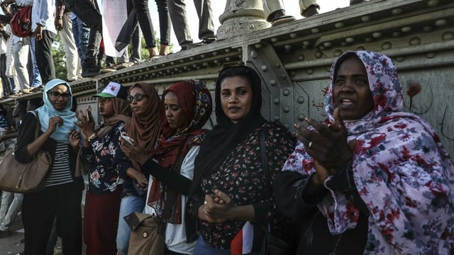 Protestierende Frauen im Sudan Protestierende Frauen im Sudan