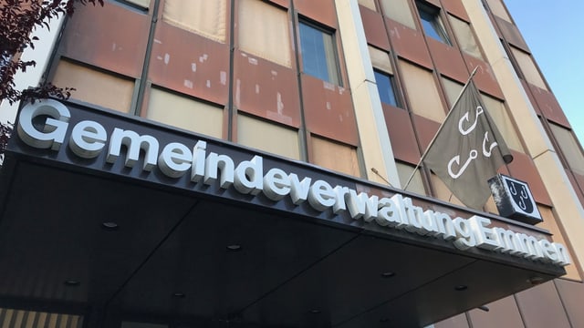 Unterer Teil eines braunen Hauses mit einem Schriftzug. Unterer Teil eines braunen Hauses mit einem Schriftzug.