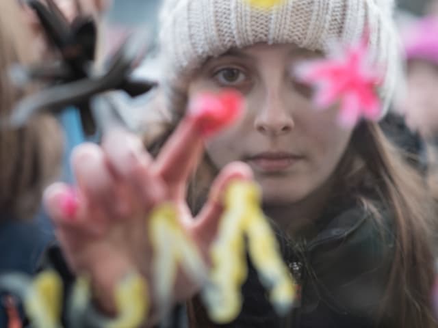 Zusammen mit Kindern bemalten Dominique Rinderknecht und Tamy Glauser die Glasbox.