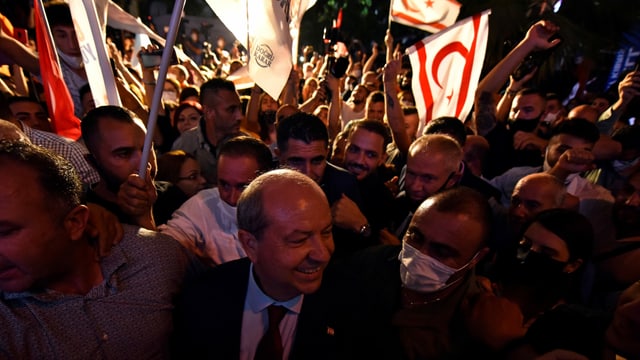Ersin Tatar feiert in einer Menschenmenge im türkisch kontrollierten Norden von Nikosia. Ersin Tatar feiert in einer Menschenmenge im türkisch kontrollierten Norden von Nikosia.