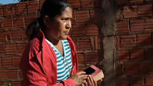 Frau mit Bibel gehend Frau mit Bibel gehend