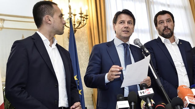 Premierminister Conte (Mitte) und den Stellvertretern Di Maio und Salvini. Premierminister Conte (Mitte) und den Stellvertretern Di Maio und Salvini.