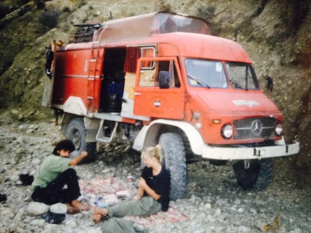 «Der erste unserer Hippie Busse. Das Bild ist im Hindukusch aufgenommen. Bis dorthin brauchten wir anderthalb Jahre....»