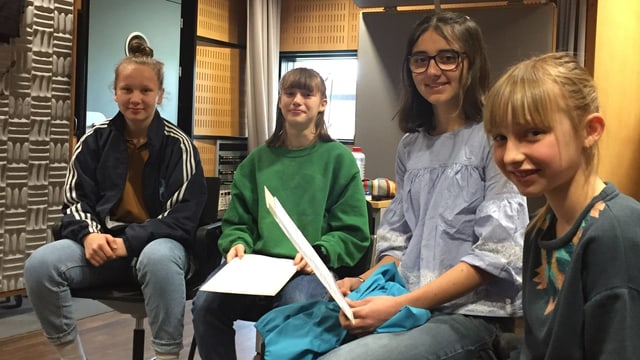 Vier Mädchen im Tonstudios bei Aufnahmen für SRF Kids Hörspiele