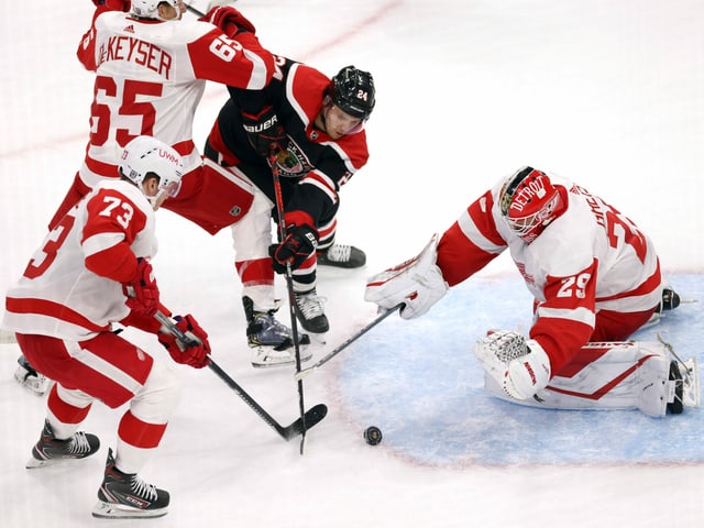Pius Suter gegen 3 Detroit-Spieler. Pius Suter gegen 3 Detroit-Spieler.