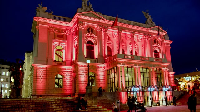 Rot beleuchtetes Opernhaus aus weissem Stein. Rot beleuchtetes Opernhaus aus weissem Stein.