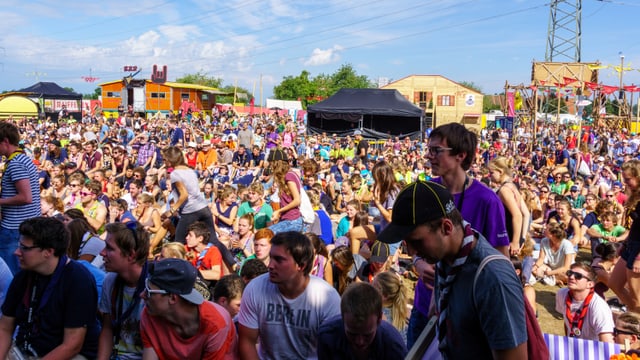 Festivalbesucher blicken zur Bühne Festivalbesucher blicken zur Bühne