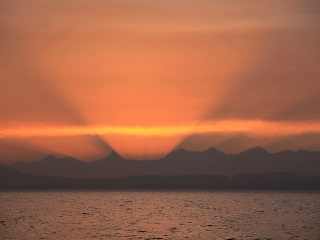 Farbenprächtige Morgenstimmung am Neuenburgersee.