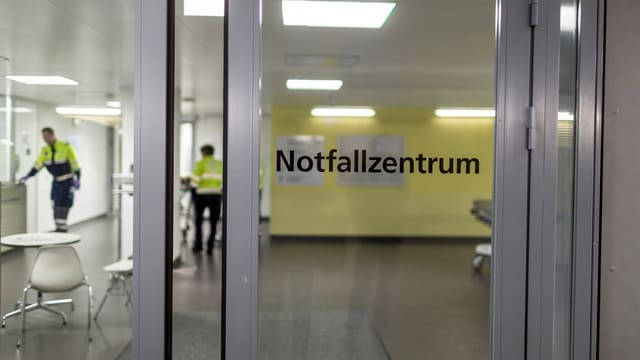 Im Vordergrund sieht man die Schiebetür zur Notaufnahme des Inselspitals Bern, im Hintergrunde stehen zwei Notfallsanitäter. Im Vordergrund sieht man die Schiebetür zur Notaufnahme des Inselspitals Bern, im Hintergrunde stehen zwei Notfallsanitäter.