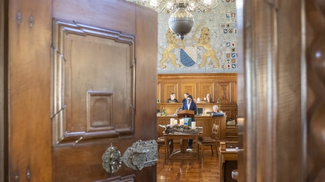 Die Türe zum Ratsaal im Zürcher Rathaus steht offen.