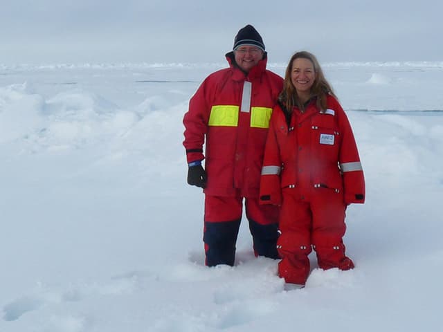 Antje Boetius und Chris Germen auf dem Eis, mit roten Schneeanzügen. Antje Boetius und Chris Germen auf dem Eis, mit roten Schneeanzügen.