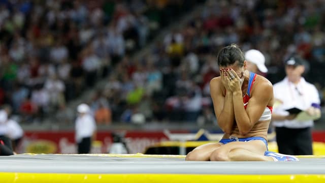 Jelena Issinbajewa hält nach einem gescheiterten Versuch an den Olympischen Spielen in London 2012 die Hände vor das Gesicht.