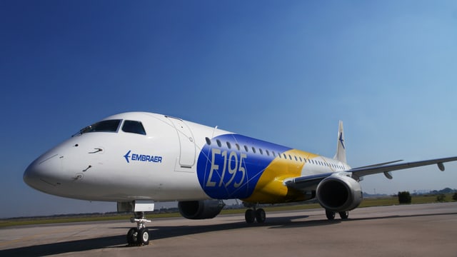 Flugzeug des Typen E195-E2 auf der Rollbahn Flugzeug des Typen E195-E2 auf der Rollbahn