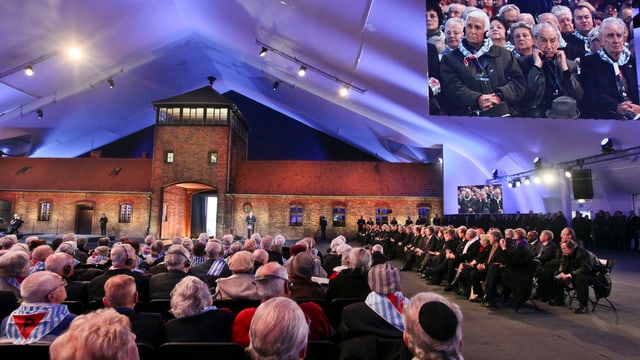 Viele Menschen, die der Gedenkfeier in Polen beiwohnen, sitzen beisammen. Viele Menschen, die der Gedenkfeier in Polen beiwohnen, sitzen beisammen.