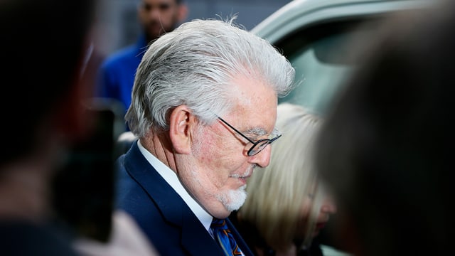 Rolf Harris sitzt im Gerichtssaal Rolf Harris sitzt im Gerichtssaal