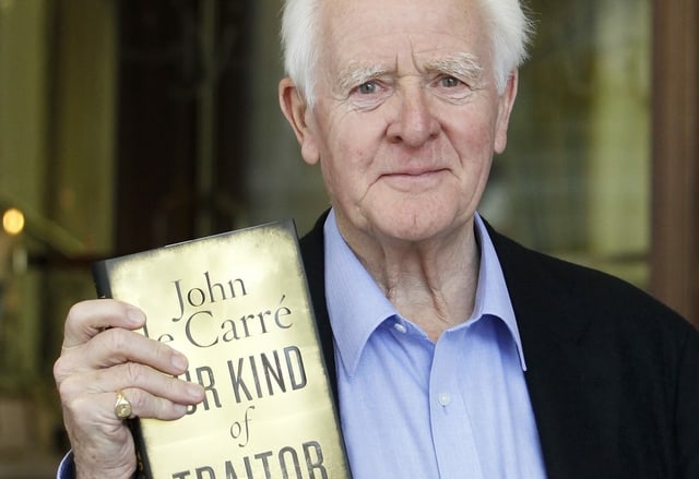 John le Carré mit seinem damals neuesten Roman «Verräter wie wir» (Our Kind of Traitor) am 26. September 2010 im Hotel Bellevue in Bern. John le Carré mit seinem damals neuesten Roman «Verräter wie wir» (Our Kind of Traitor) am 26. September 2010 im Hotel Bellevue in Bern.