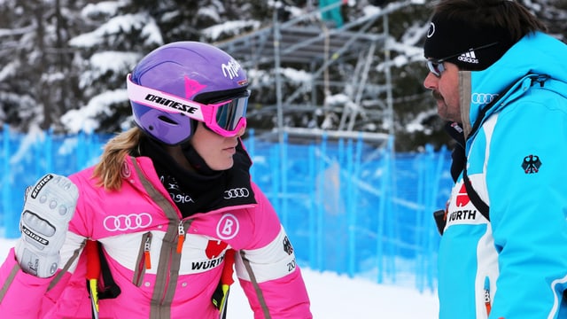 Stauffer und Maria Höfl-Riesch unterhalten sich auf der Skipiste. Stauffer und Maria Höfl-Riesch unterhalten sich auf der Skipiste.