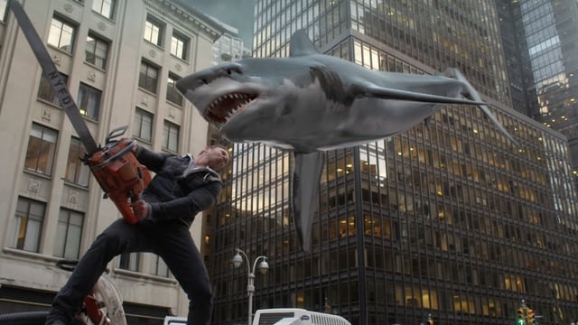 Szene aus «Sharknado»: Mann attackiert auf ihn zufliegenden Hai mit Kettensäge. Szene aus «Sharknado»: Mann attackiert auf ihn zufliegenden Hai mit Kettensäge.